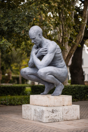 CROUCHING MAN MONUMENTAL